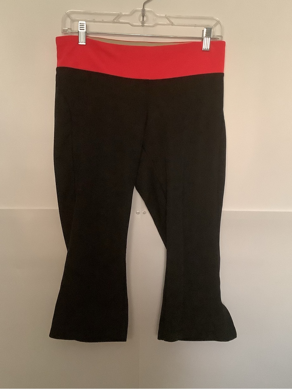 ⭐️ New Balance Capri Flare Black Leggings with Dark Pink Waistband Size Medium